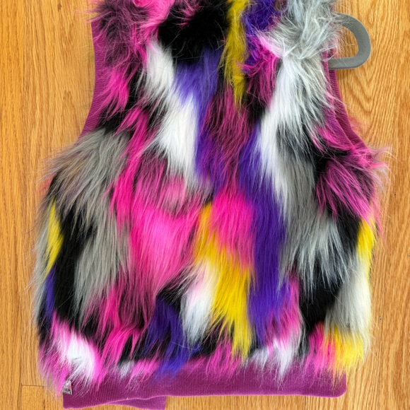 Colorful fur vest in bright colors! Size 5 - Picture 5 of 5